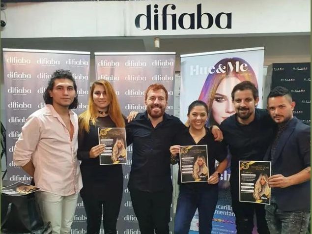 Turma reunida no encerramento do curso de técnicas de cor