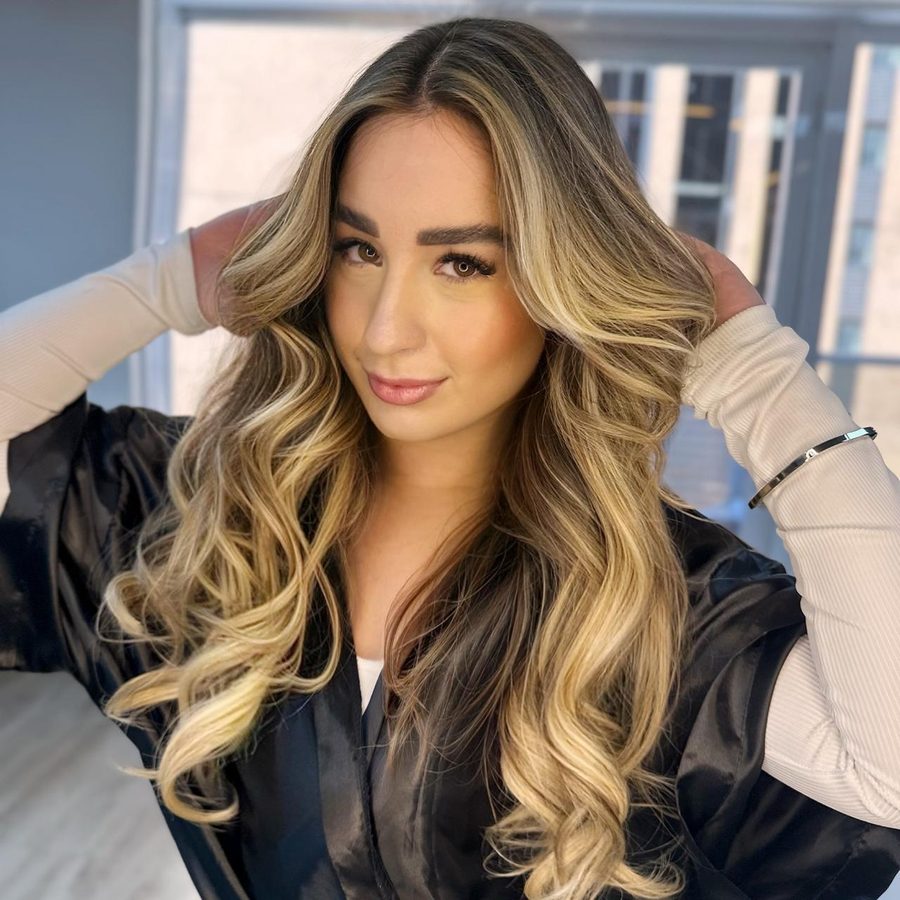 Cabelo longo e volumoso feito com mega hair da +Cabelo